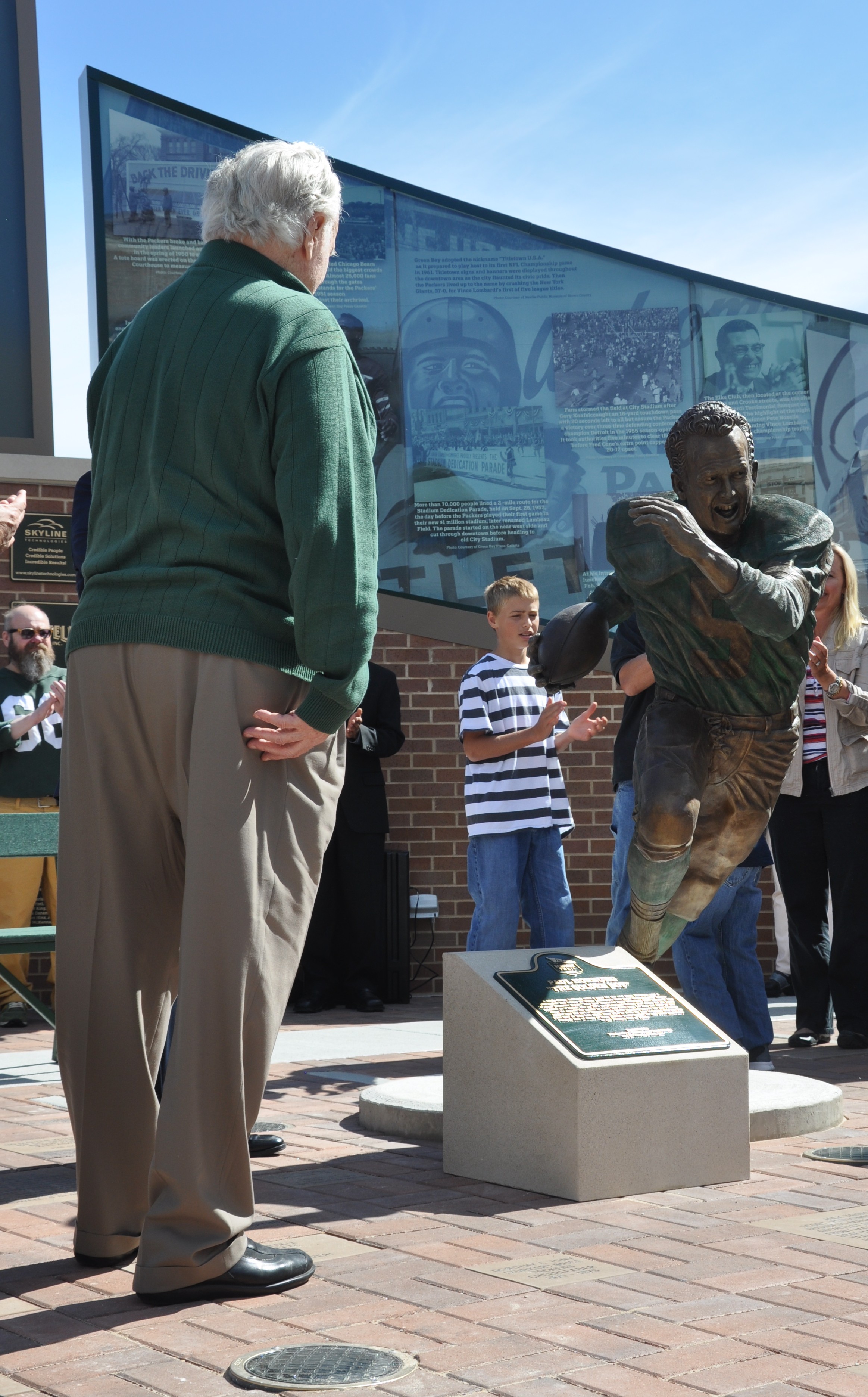 Green Bay Packer Hall of Fame, football player statue, angle 2, Green Bay  Avenue, Green Bay, Wisconsin